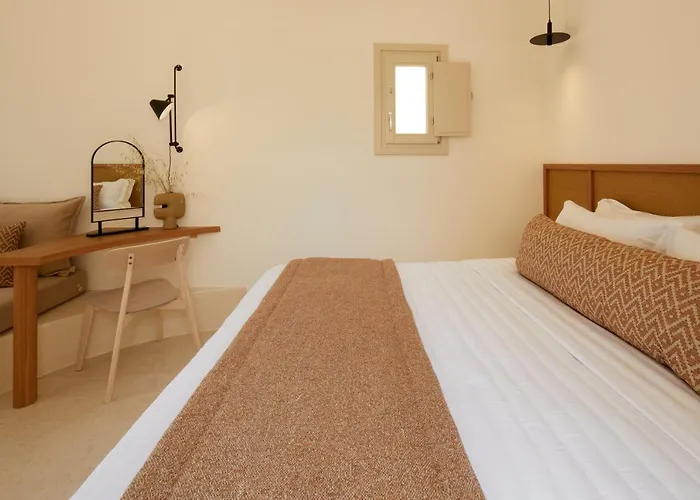 Apricus Hotel Perissa (Santorini)